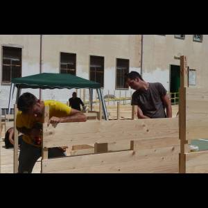 studenti dell'IIS di via Sarandì che preparano strutture