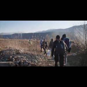 immagine dal film Trieste è bella di notte, migranti in marcia